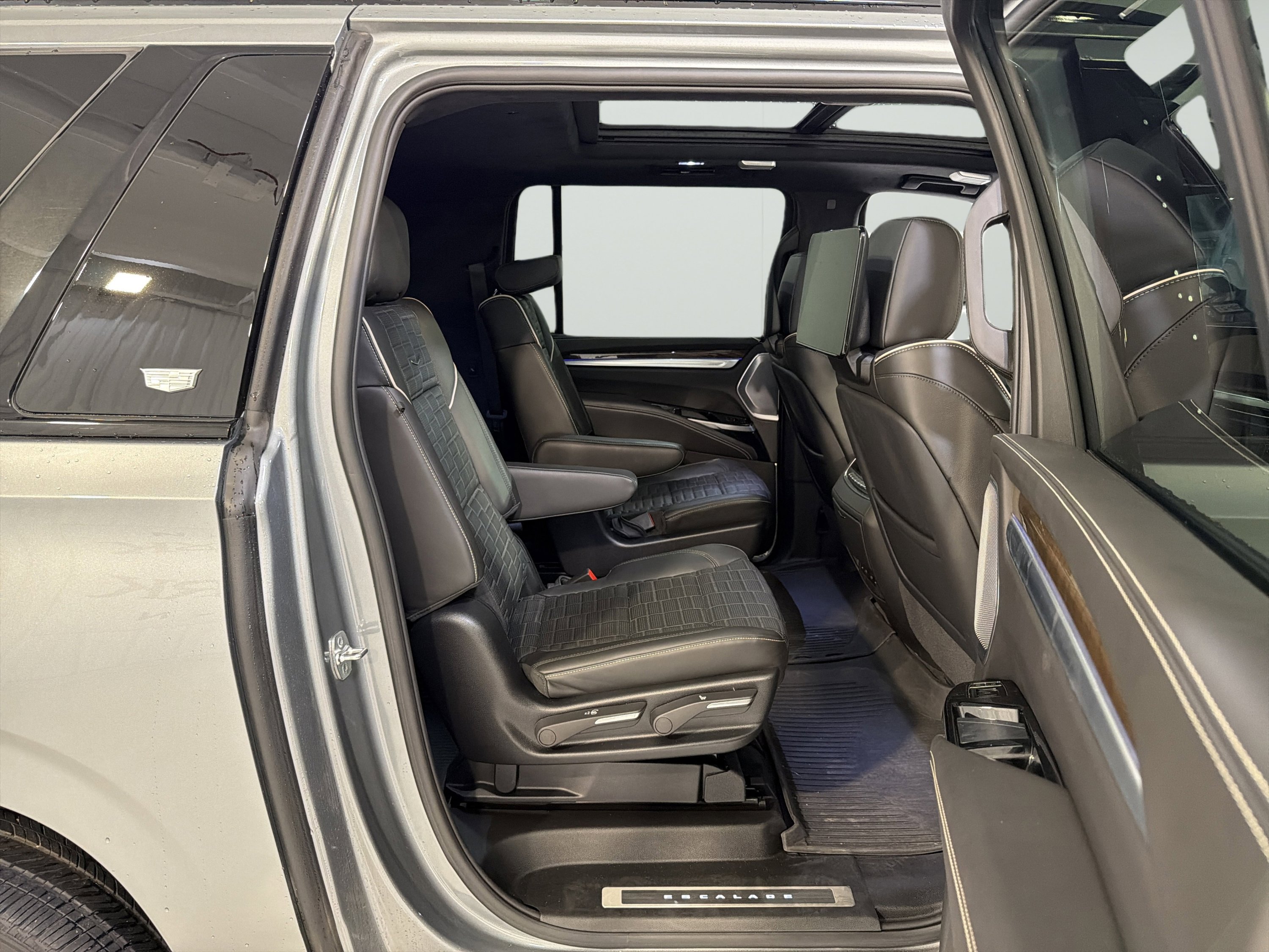 Used 2025 Cadillac Escalade ESV Sport Platinum w/ LPO, ONYX Package AWD/4WD image 13