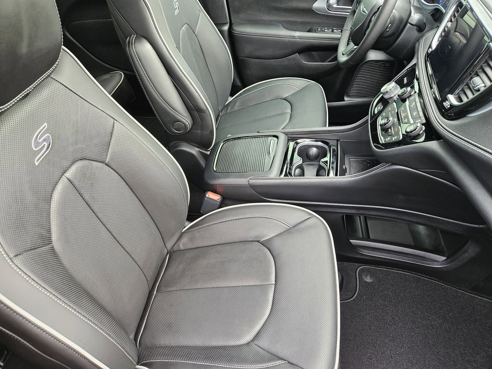 New 2026 Chrysler Pacifica Limited w/ Uconnect Theater Family Group image 16