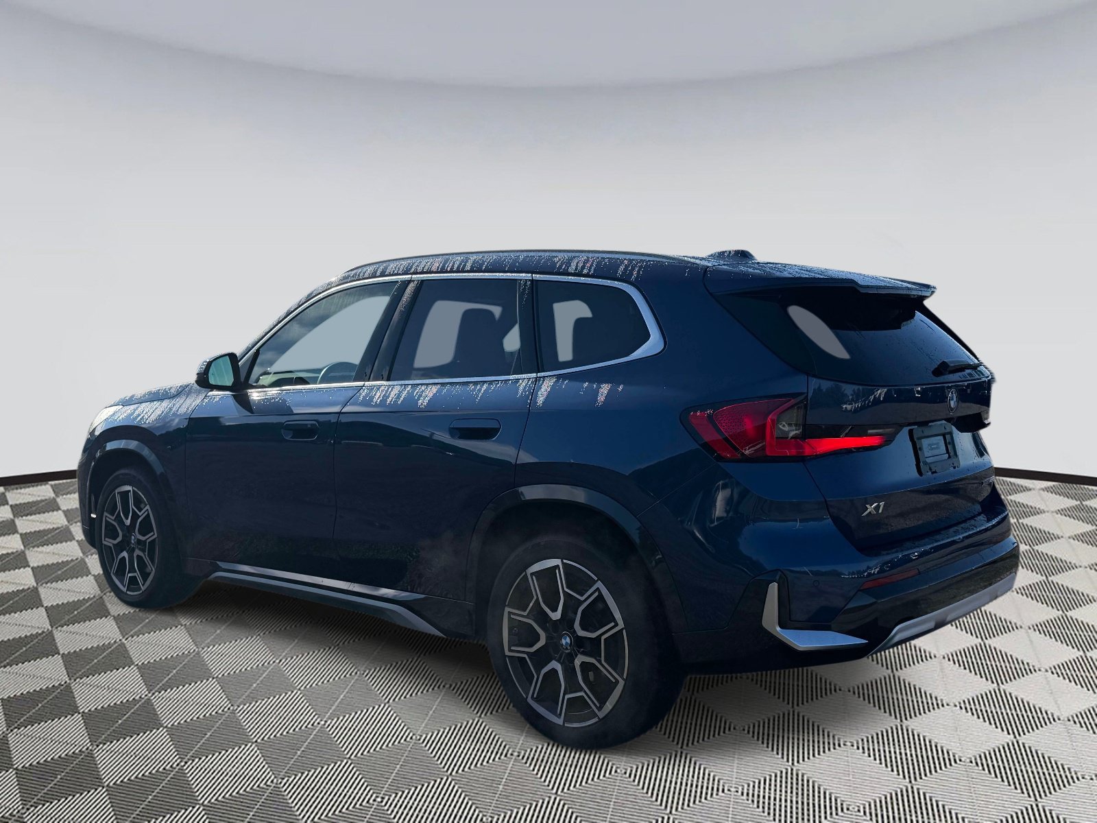 Used 2025 BMW X1 xDrive28i w/ Convenience Package AWD/4WD image 4