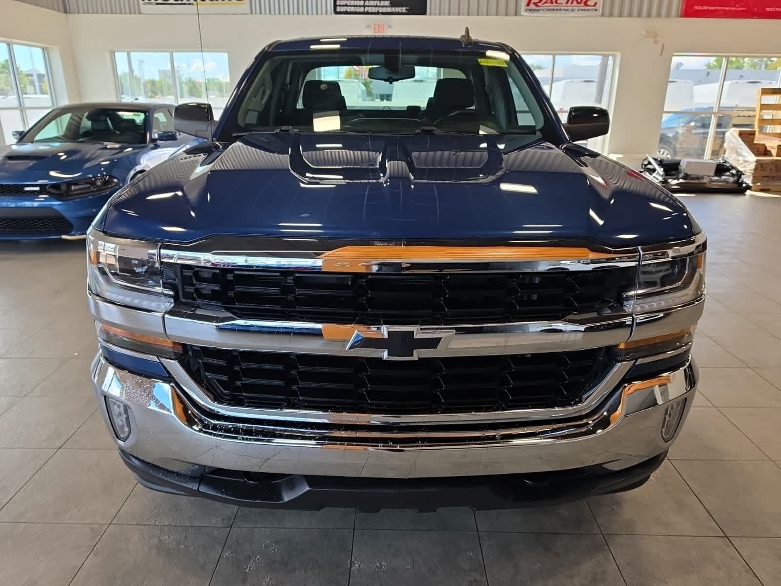Used 2018 Chevrolet Silverado 1500 LT w/ All Star Edition AWD/4WD image 3