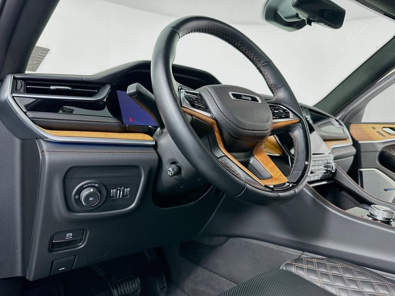 Used 2022 Jeep Grand Cherokee Summit image 10