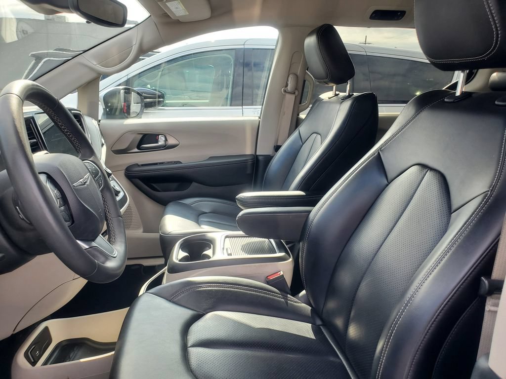 Used 2023 Chrysler Pacifica Touring-L AWD/4WD image 6