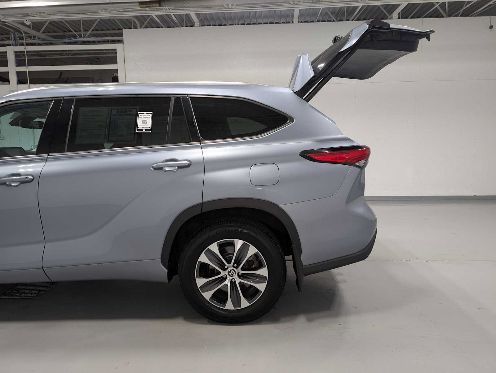 Used 2021 Toyota Highlander XLE AWD/4WD image 11