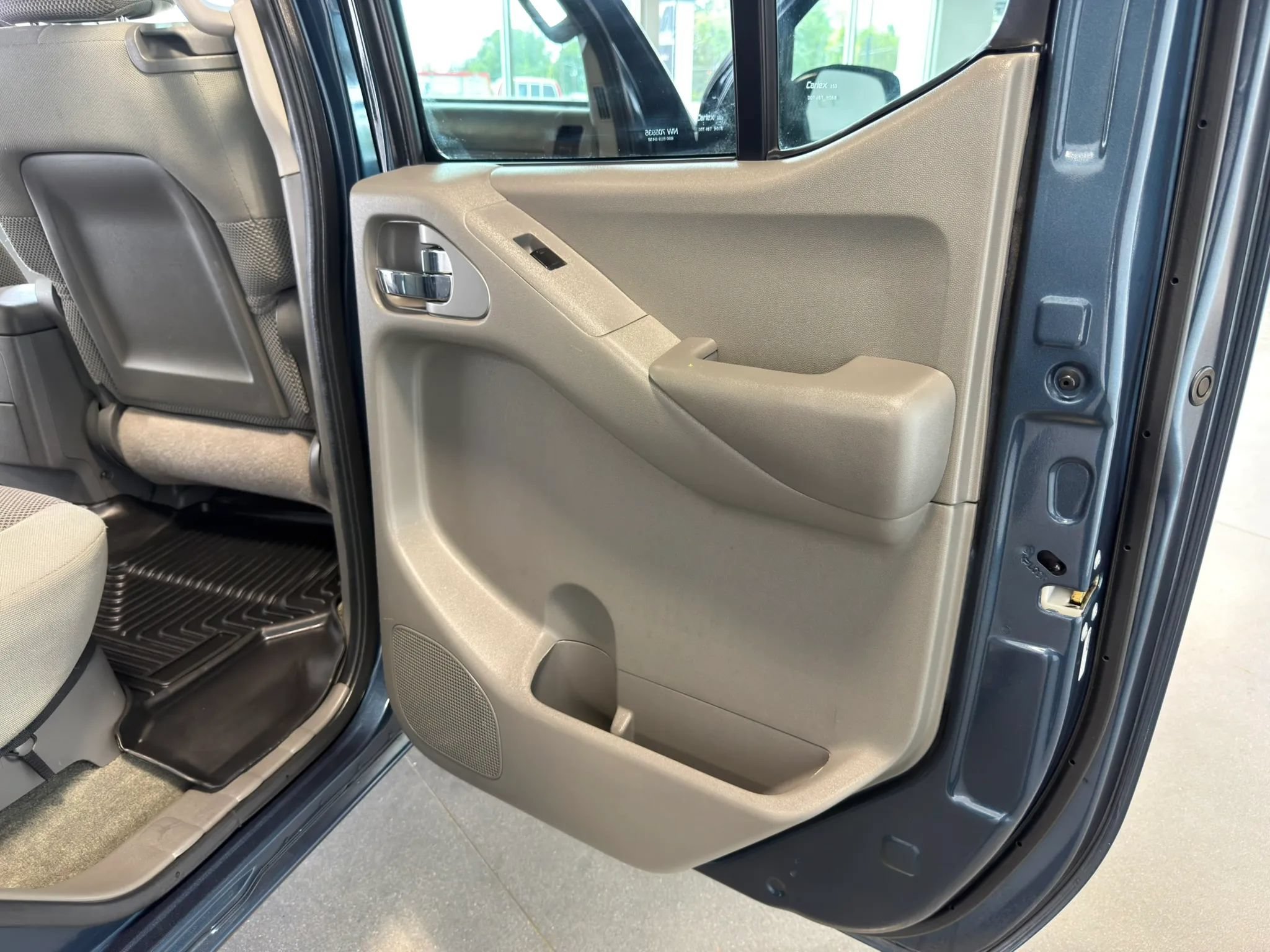 Used 2013 Nissan Frontier SV w/ SV Value Truck Pkg AWD/4WD image 25