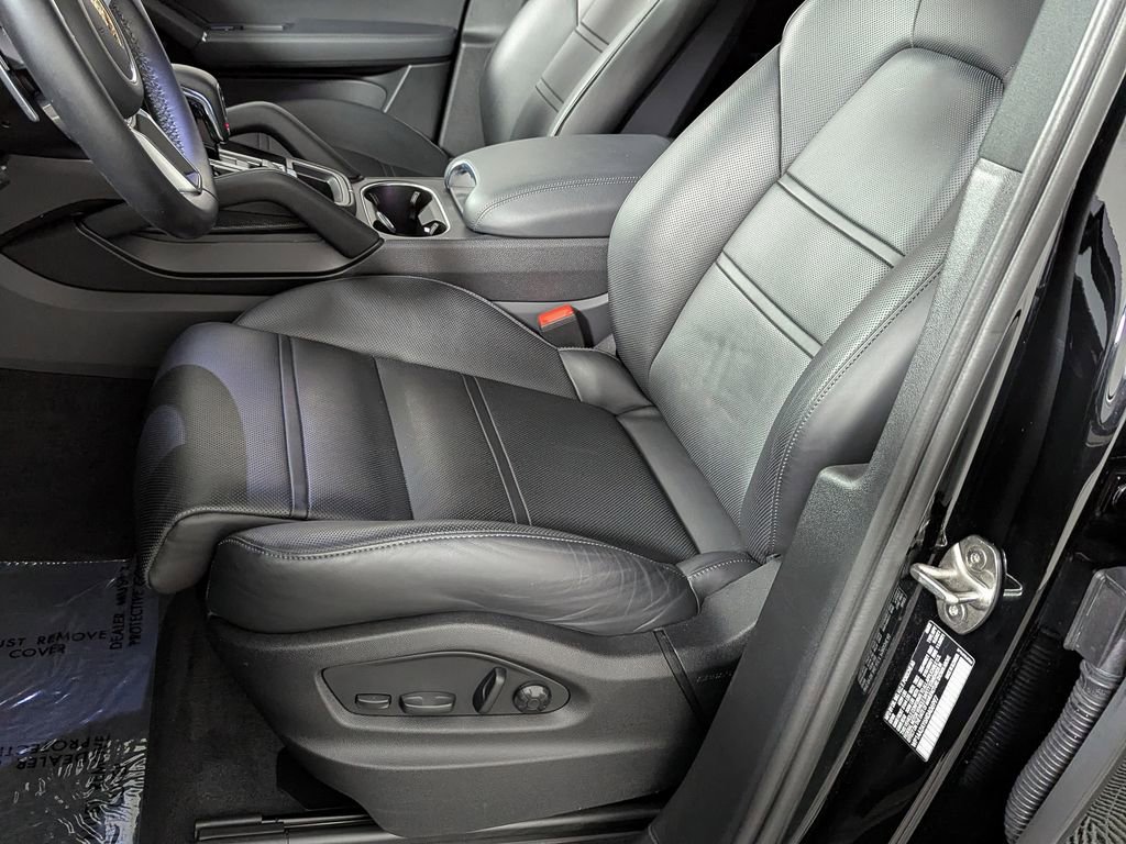 Used 2022 Porsche Cayenne Platinum Edition image 18