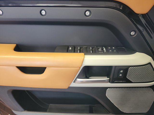 Used 2023 Land Rover Defender 130 X-Dynamic SE image 8