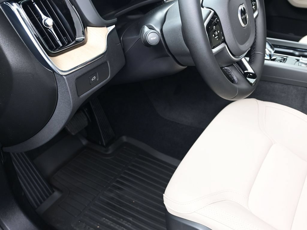 New 2026 Volvo XC60 B5 Plus w/ Climate Package AWD/4WD image 9