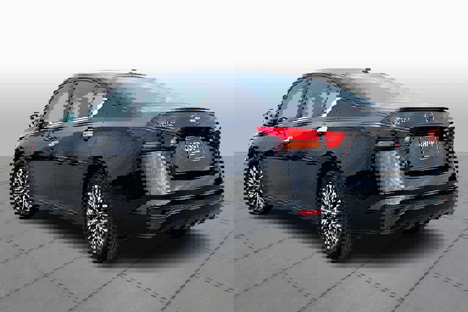 Used 2025 Nissan Altima 2.5 SV image 11