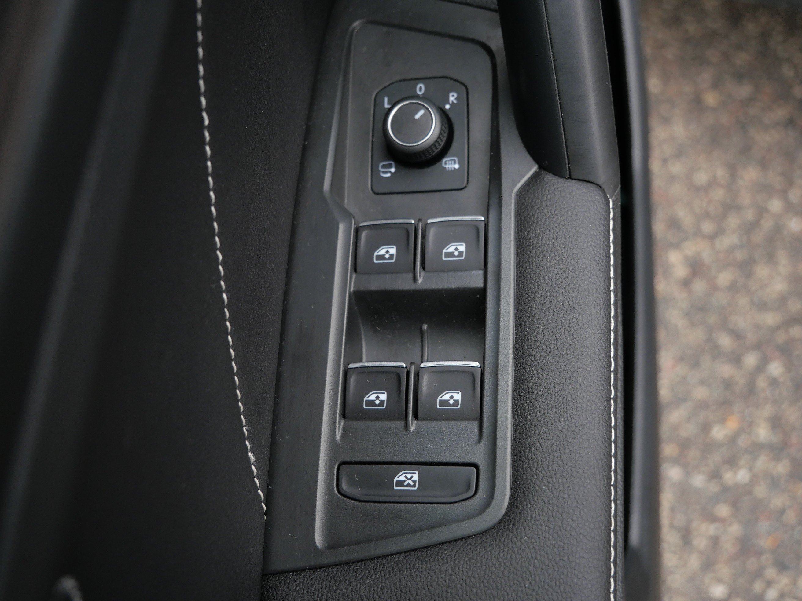 Certified 2024 Volkswagen Tiguan SEL R-Line AWD/4WD image 19