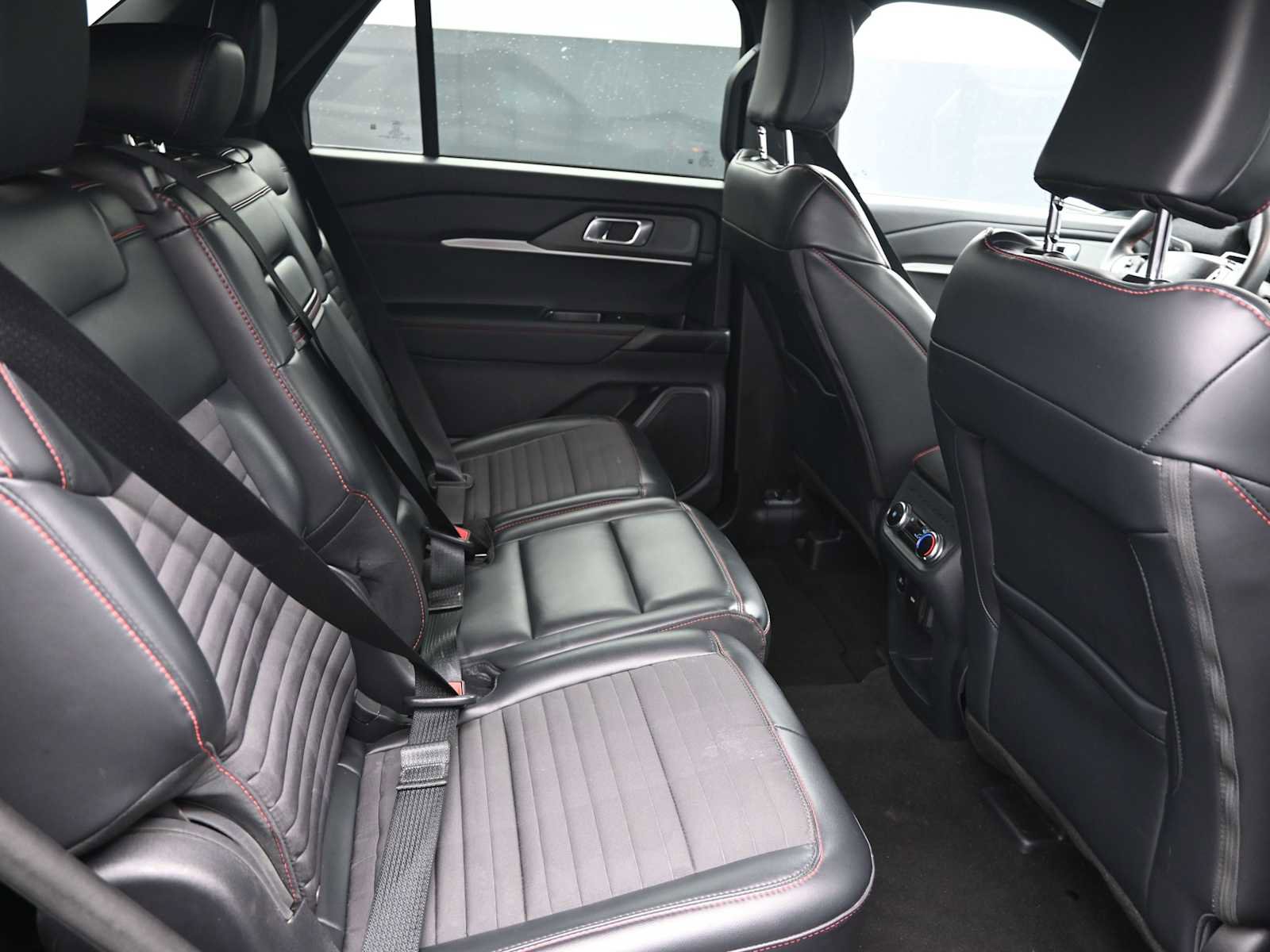 Used 2025 Ford Explorer ST-Line w/ ST-Line Street Pack image 18