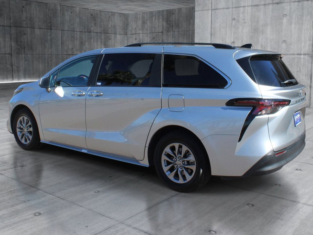Used 2024 Toyota Sienna XLE FWD image 3