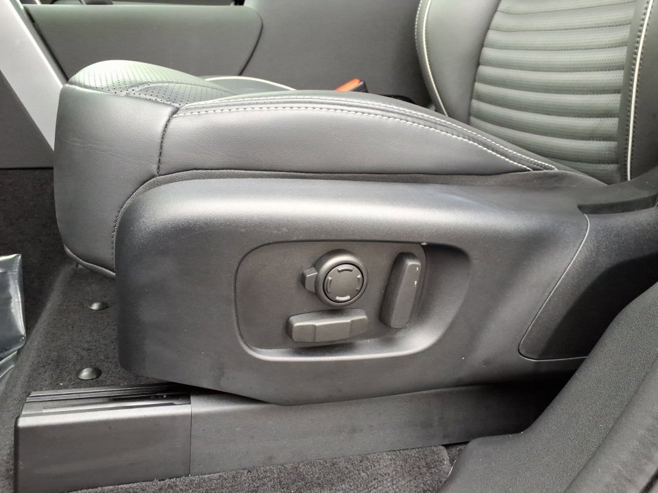 Certified 2024 Land Rover Discovery Dynamic SE image 33