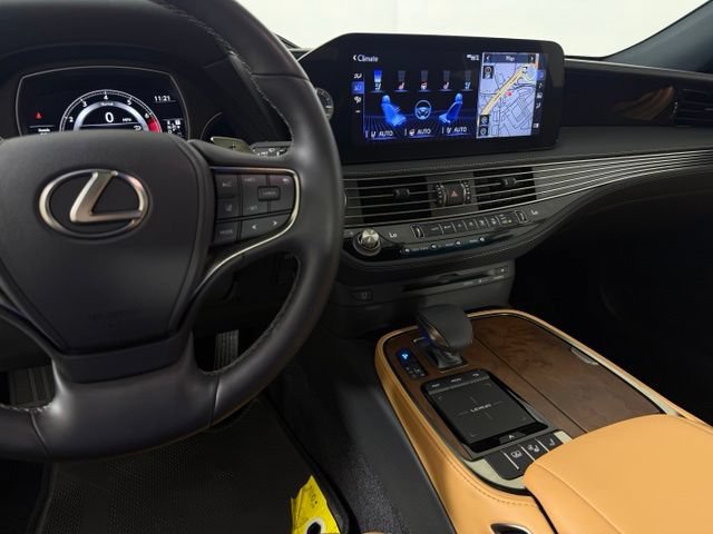 Used 2022 Lexus LS 500 w/ Accessory Package (Z2) RWD image 24
