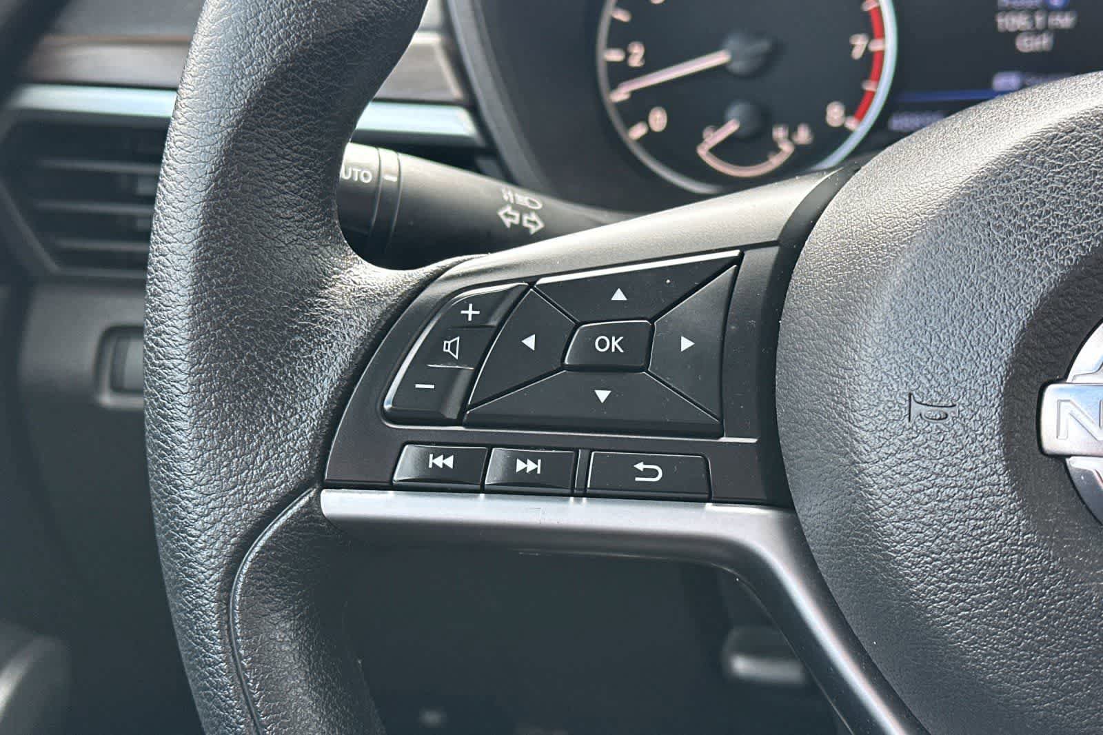 Used 2024 Nissan Altima 2.5 SV FWD image 24