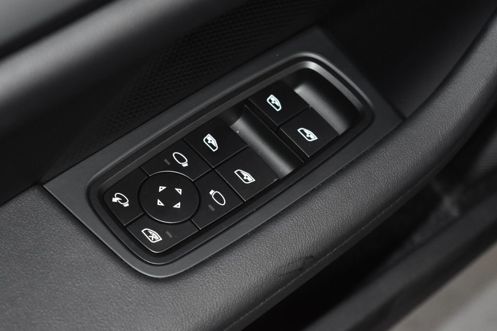 Used 2024 Porsche Taycan image 8