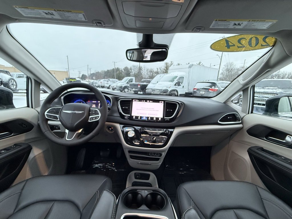 Used 2024 Chrysler Pacifica Touring-L image 21