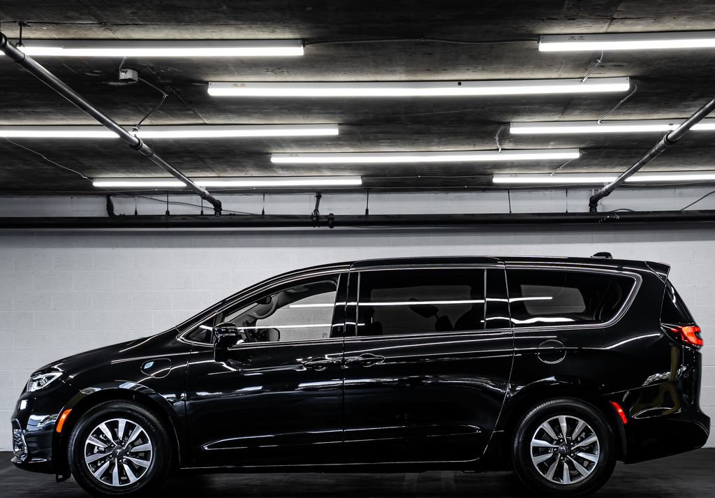 Used 2024 Chrysler Pacifica Limited FWD image 2