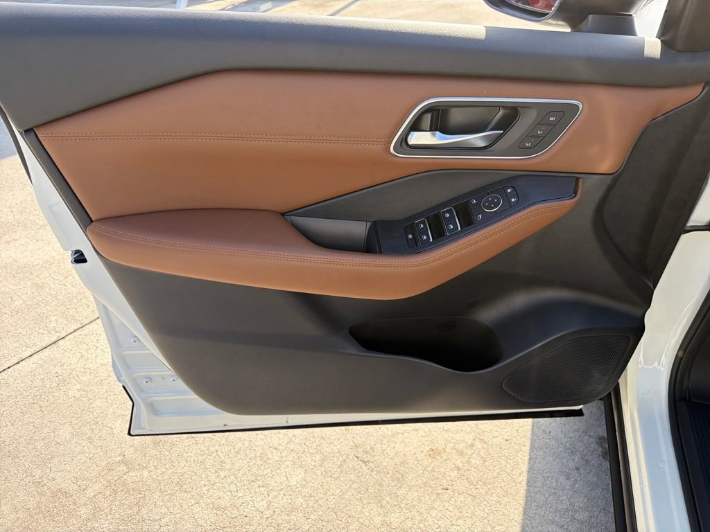 Used 2024 Nissan Rogue Platinum w/ Platinum Premium Package image 18