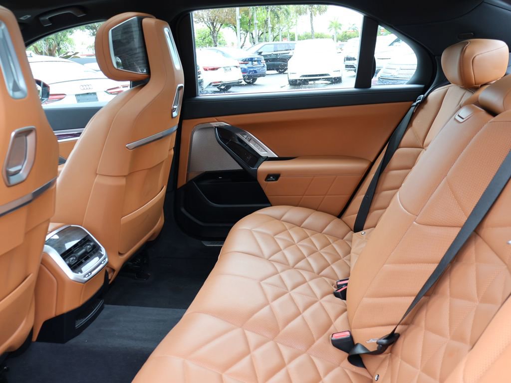 Used 2023 BMW 740i w/ Parking Assistance Package image 39