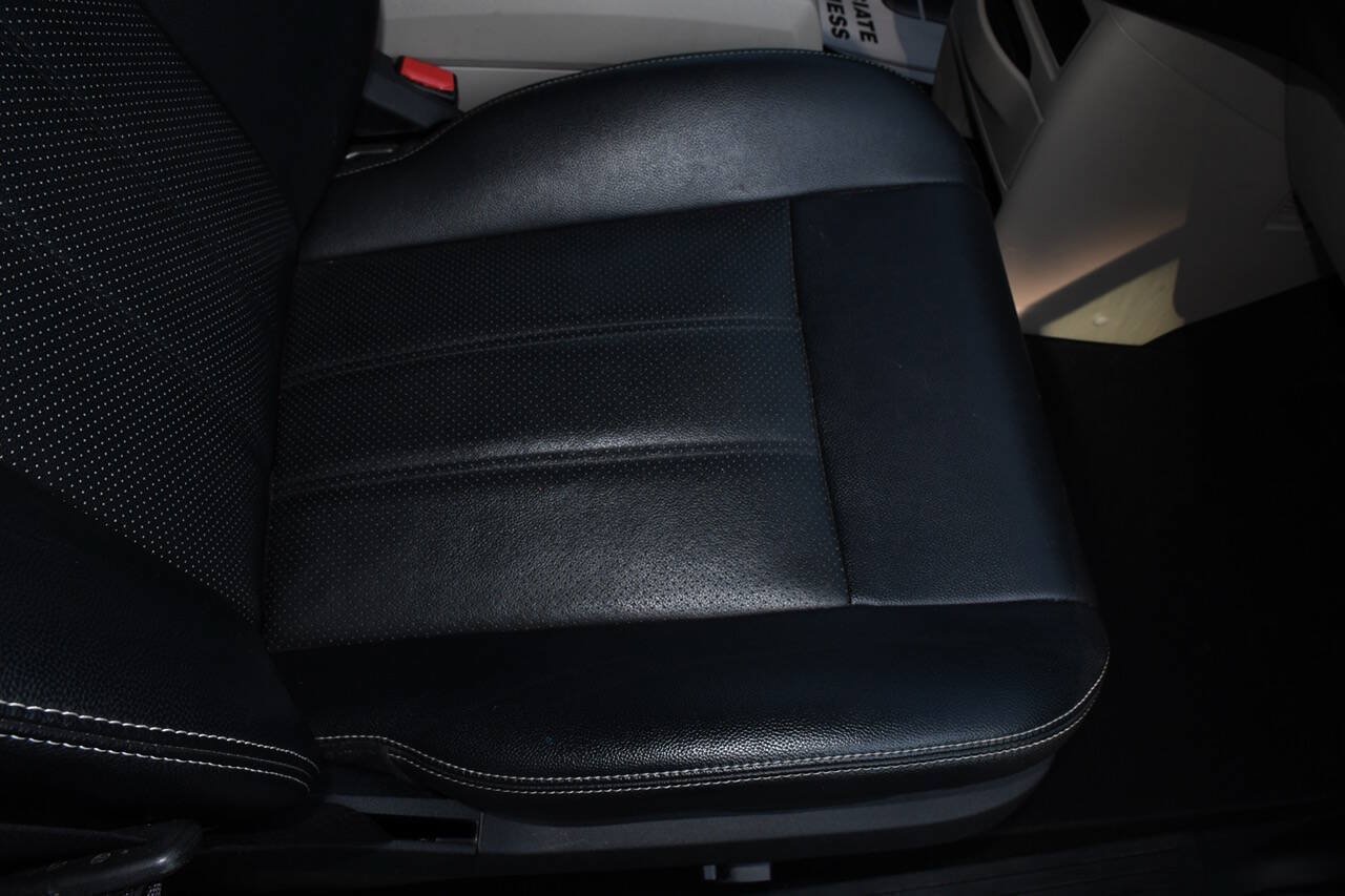Used 2015 Chrysler Town & Country Touring-L w/ Driver Convenience Group FWD image 29