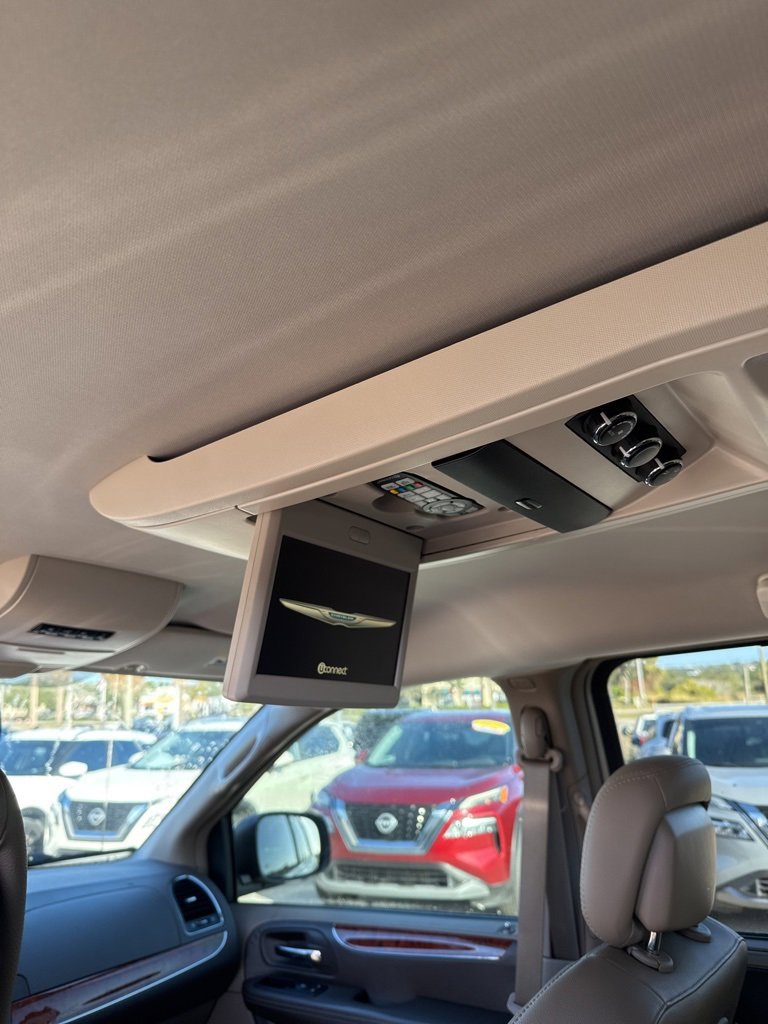 Used 2015 Chrysler Town & Country Touring image 10