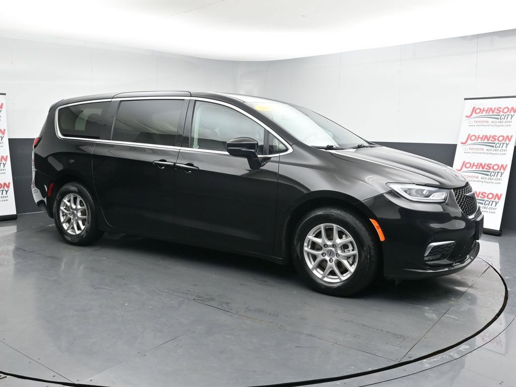 Used 2024 Chrysler Pacifica Touring-L image 2