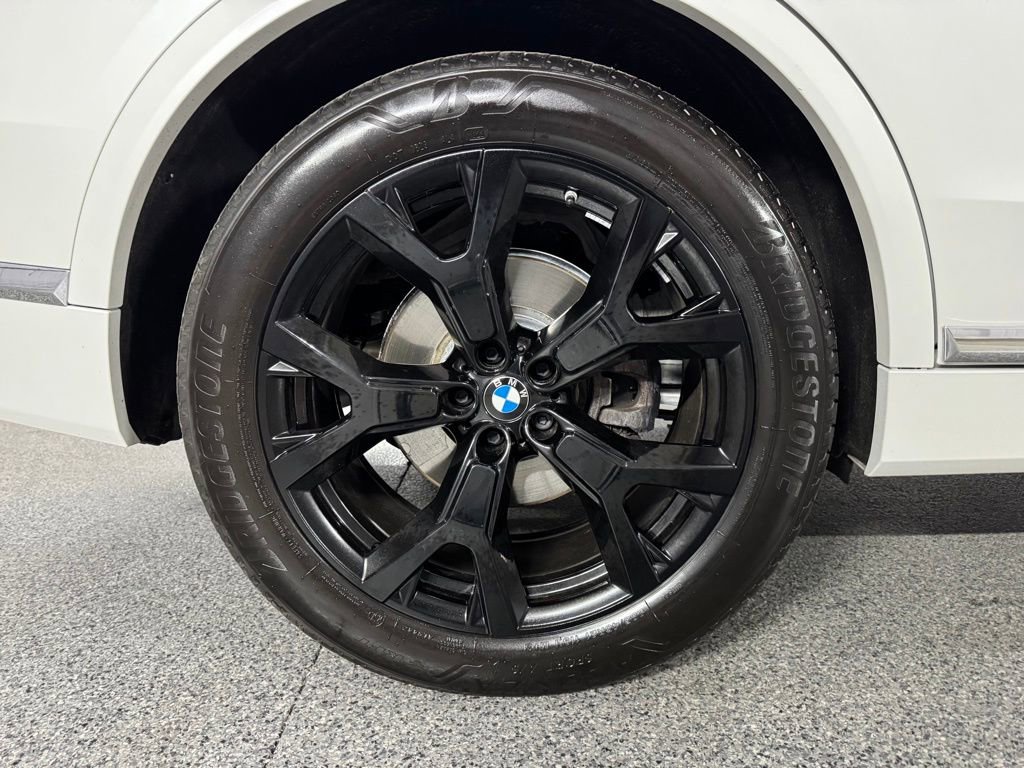 Used 2024 BMW X7 xDrive40i w/ Premium Package image 9
