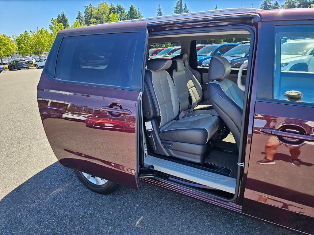 Used 2017 Kia Sedona LX w/ LX Essentials Premium Package FWD image 25