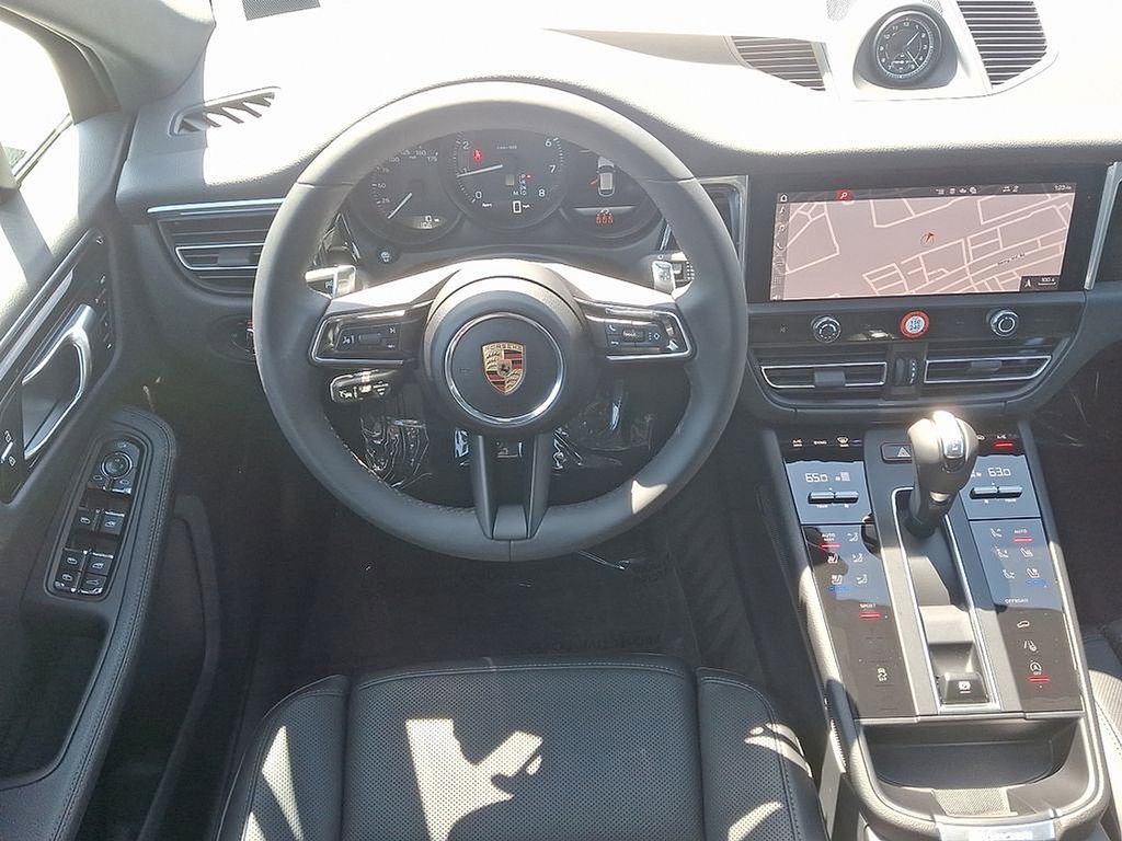 Certified 2025 Porsche Macan image 13