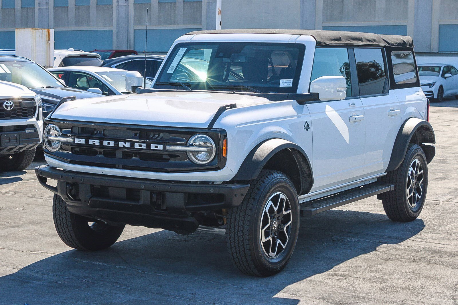 Used 2022 Ford Bronco Outer Banks w/ Sasquatch Package AWD/4WD image 3