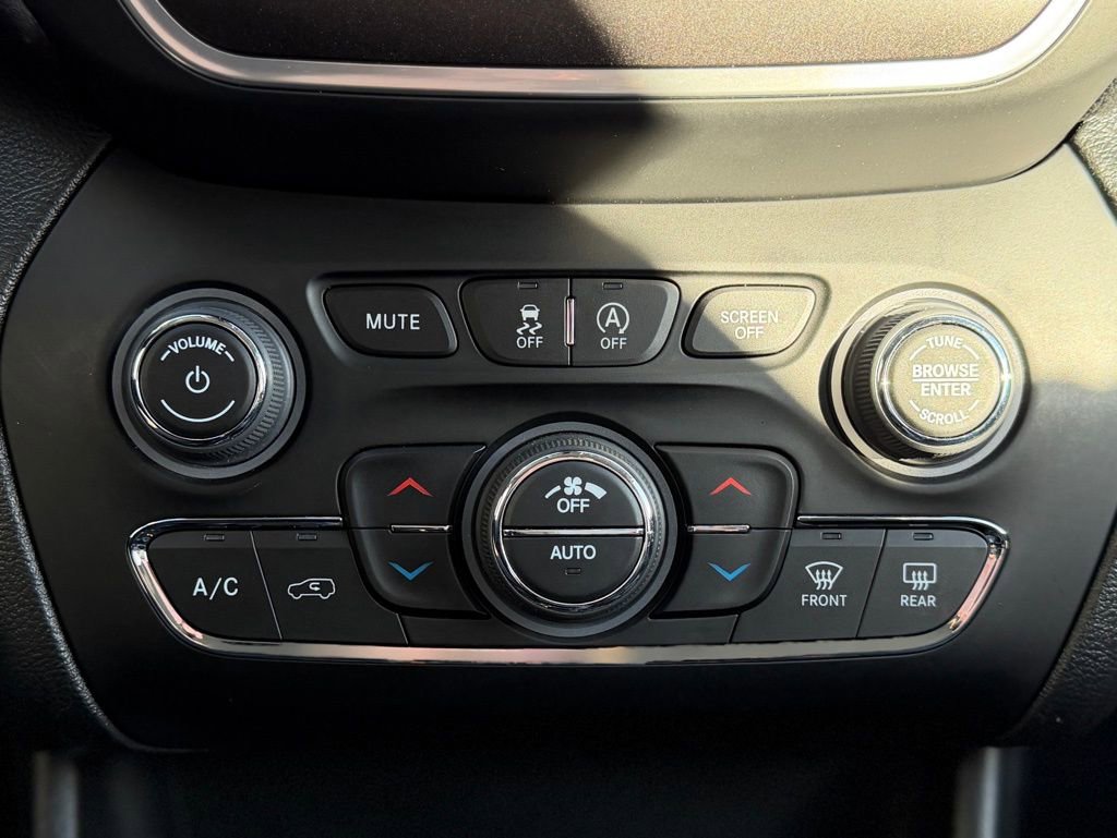 Used 2022 Jeep Cherokee Trailhawk w/ Trailer Tow Group image 9