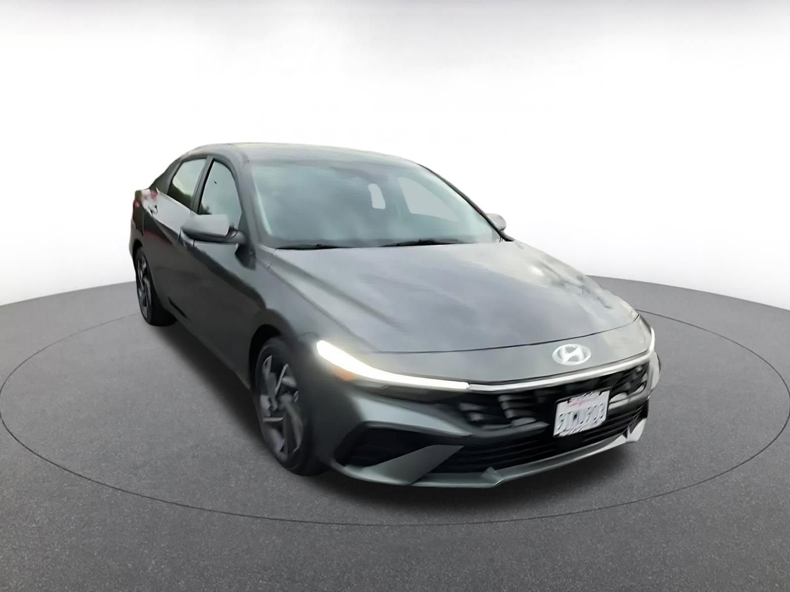 Used 2025 Hyundai Elantra Limited image 3