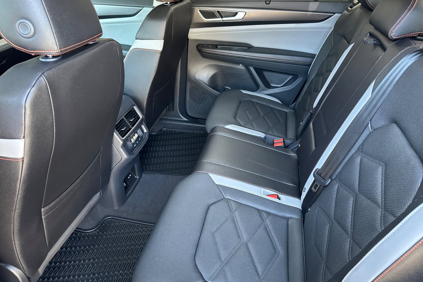 New 2025 Volkswagen Atlas Peak Edition SE image 9