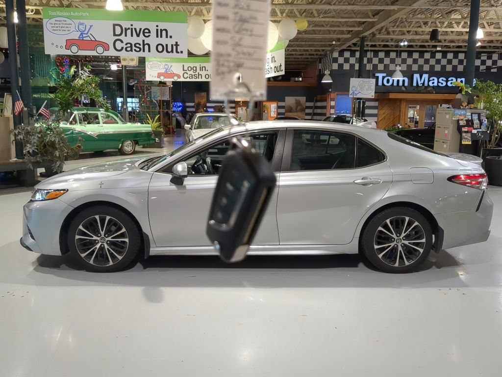 Used 2019 Toyota Camry SE FWD image 4