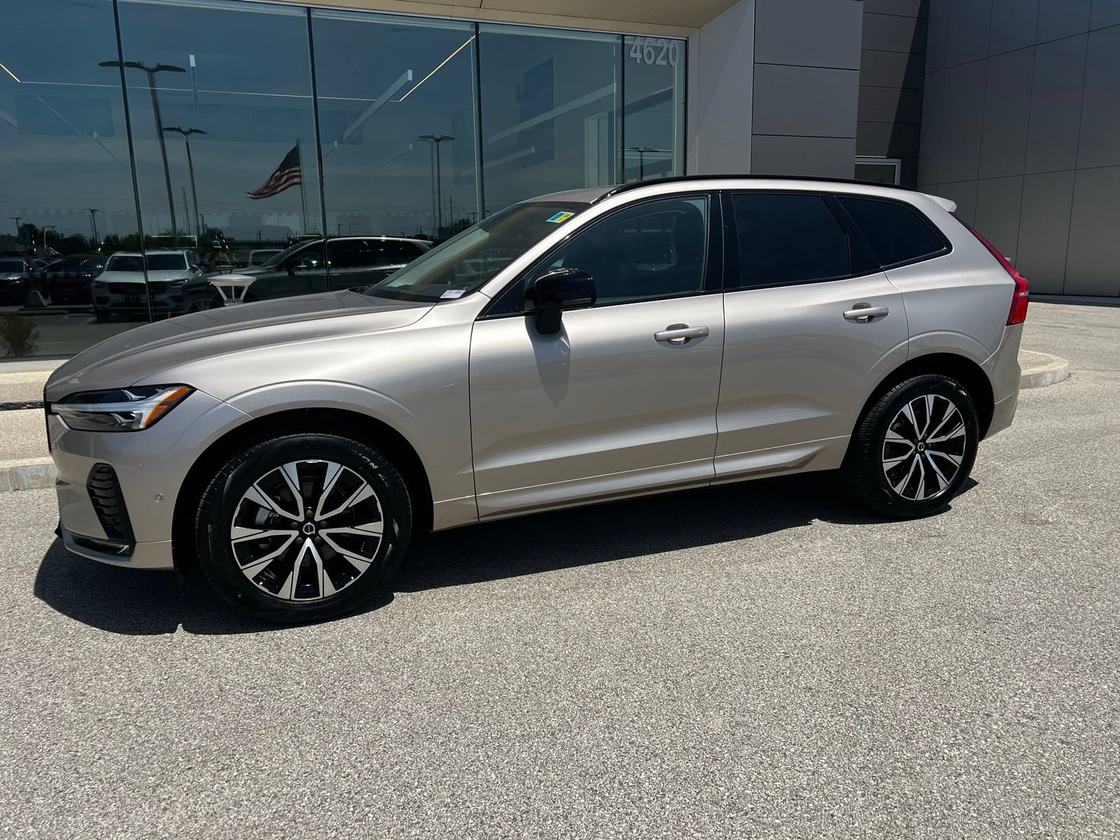 Certified 2025 Volvo XC60 B5 Plus AWD/4WD image 1