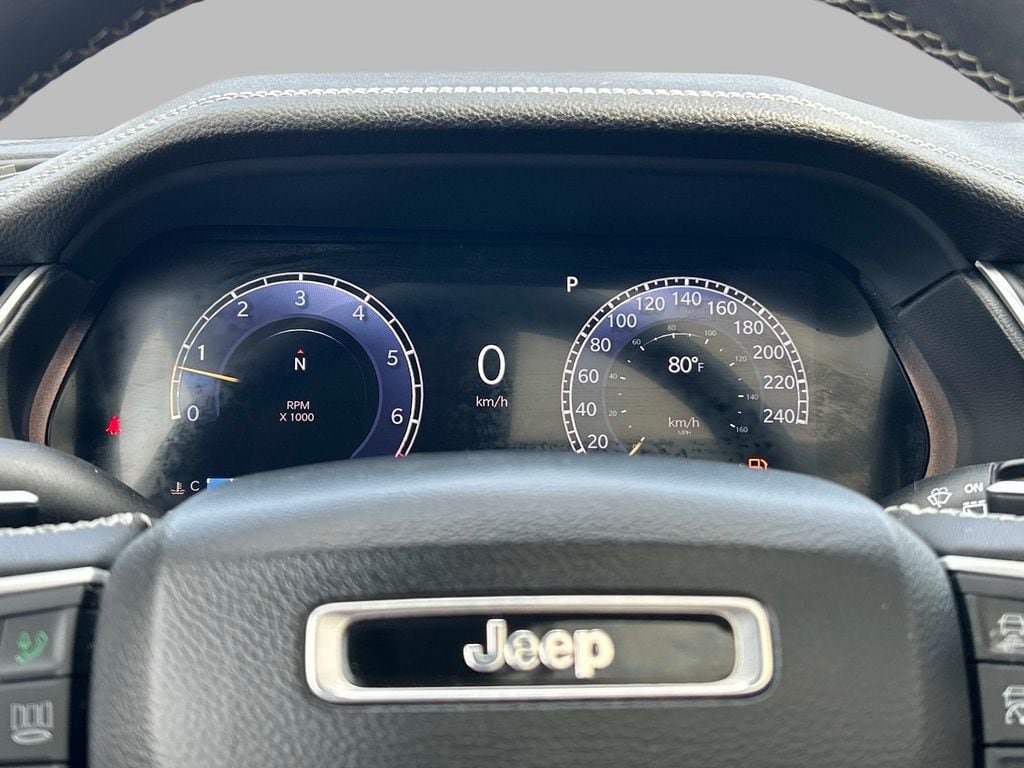Used 2023 Jeep Grand Cherokee Limited AWD/4WD image 25