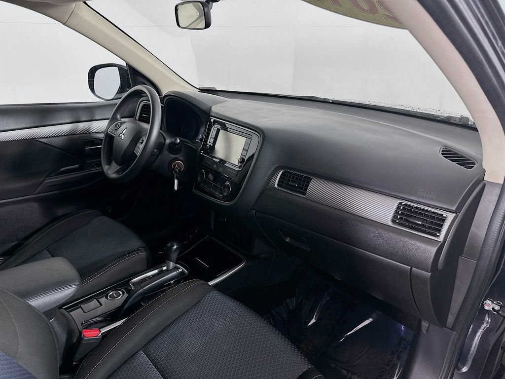 Used 2018 Mitsubishi Outlander ES image 32