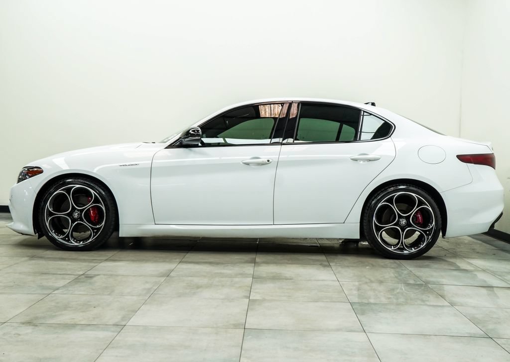 Used 2023 Alfa Romeo Giulia Veloce RWD image 8