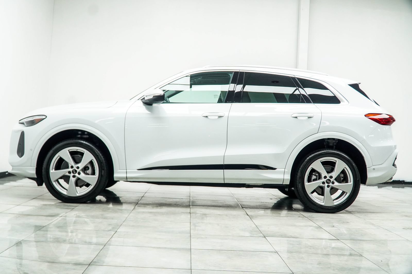 Used 2025 Audi Q5 Premium Plus w/ Premium Plus AWD/4WD image 11