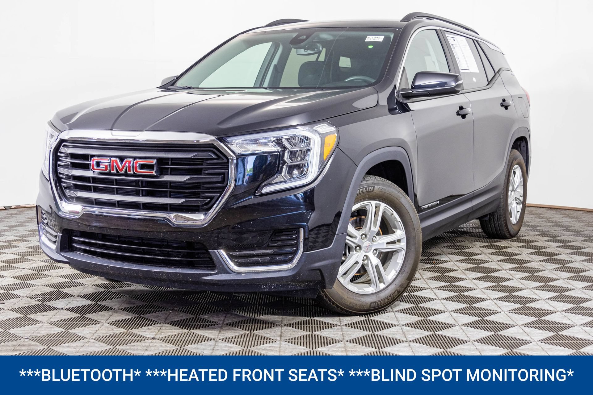 Used 2023 GMC Terrain SLE w/ Driver Convenience Package FWD image 2