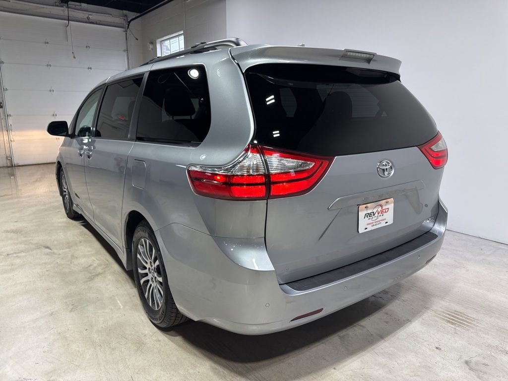 Used 2018 Toyota Sienna XLE Premium w/ Carpet Mat Package image 5
