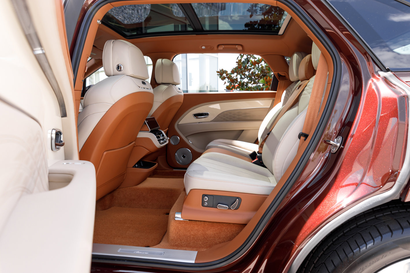 Used 2023 Bentley Bentayga Extended Wheelbase AWD/4WD image 35