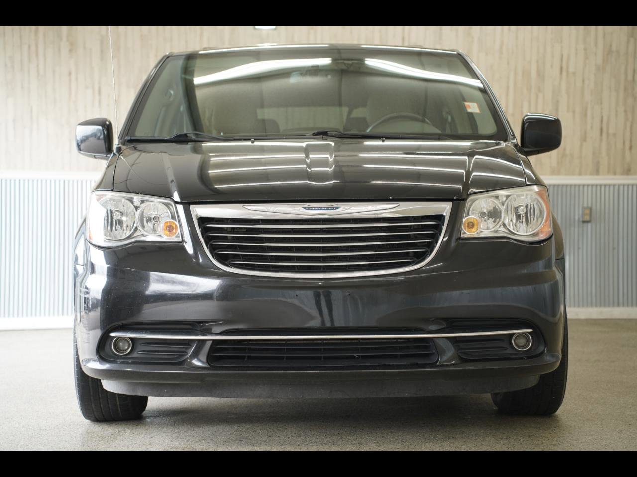 Used 2016 Chrysler Town & Country Touring FWD image 3