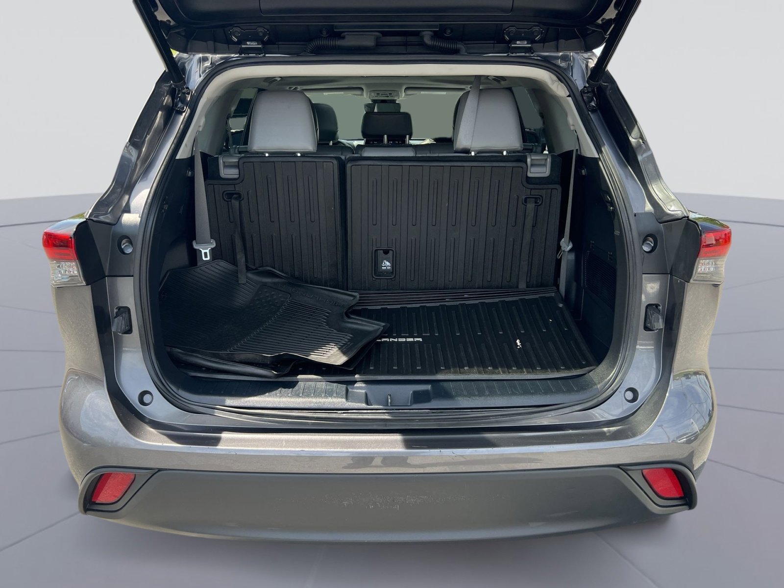 Used 2022 Toyota Highlander XLE AWD/4WD image 34