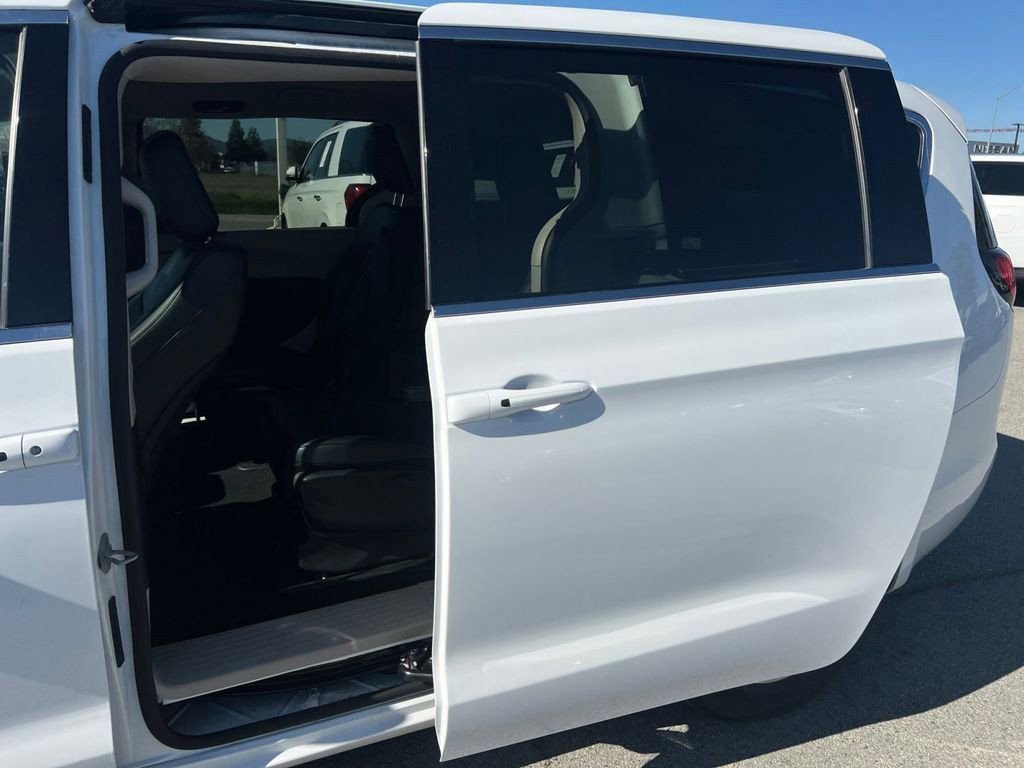 Used 2024 Chrysler Pacifica Select image 37
