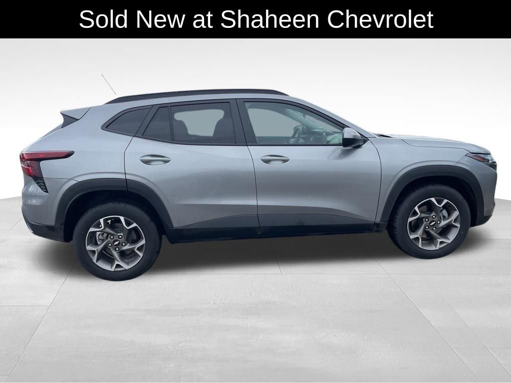 Used 2025 Chevrolet Trax LT w/ Driver Confidence Package FWD image 8