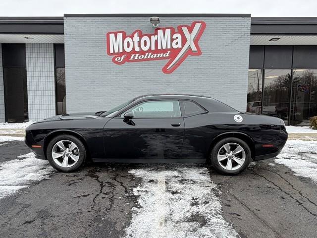 Used 2016 Dodge Challenger SXT image 1