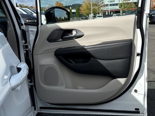 Used 2024 Chrysler Pacifica Limited FWD image 24