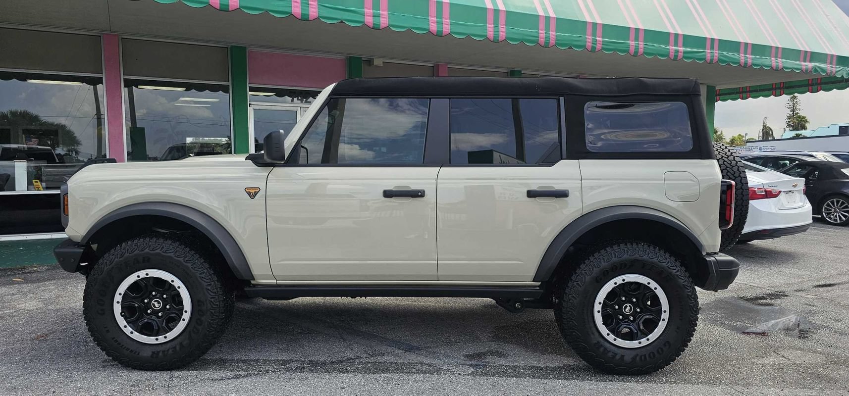 Used 2025 Ford Bronco Badlands w/ Sasquatch Package AWD/4WD image 2