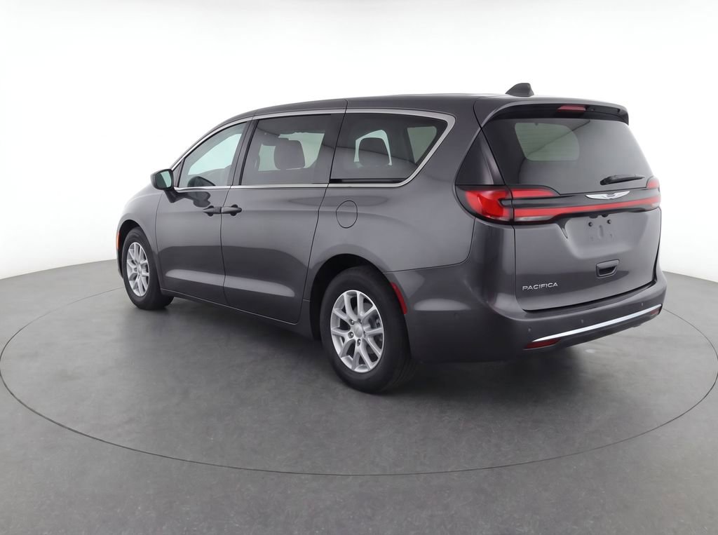 Used 2023 Chrysler Pacifica Touring-L FWD image 3